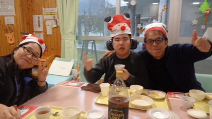 肩を組んでいる児童と職員