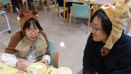 ケーキのいちごを食べた児童