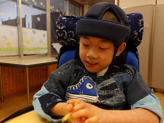 どら焼きを掴んで食べる児童