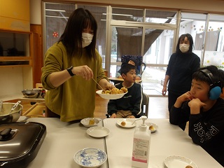 ベビーカステラを作る職員