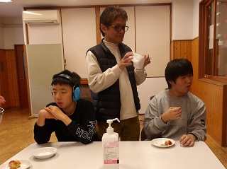 ベビーカステラを食べる児童２名