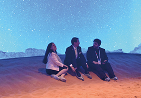 ヨルダン館ワディ・ラム砂漠体験をする平井知事の様子