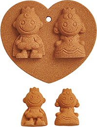 ヨルダンの砂で作成したこどもの国のキャラクターの人形の絵付け体験キットの写真