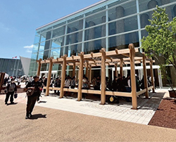 UAE館入口に設置されていた日陰棚の写真