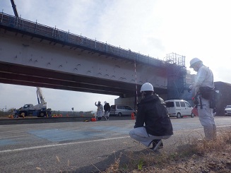 県の道路改良工事での丁張設置の様子