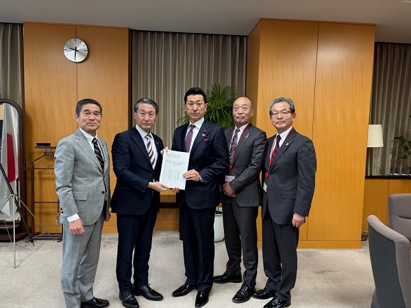 あかま内閣府特命担当大臣