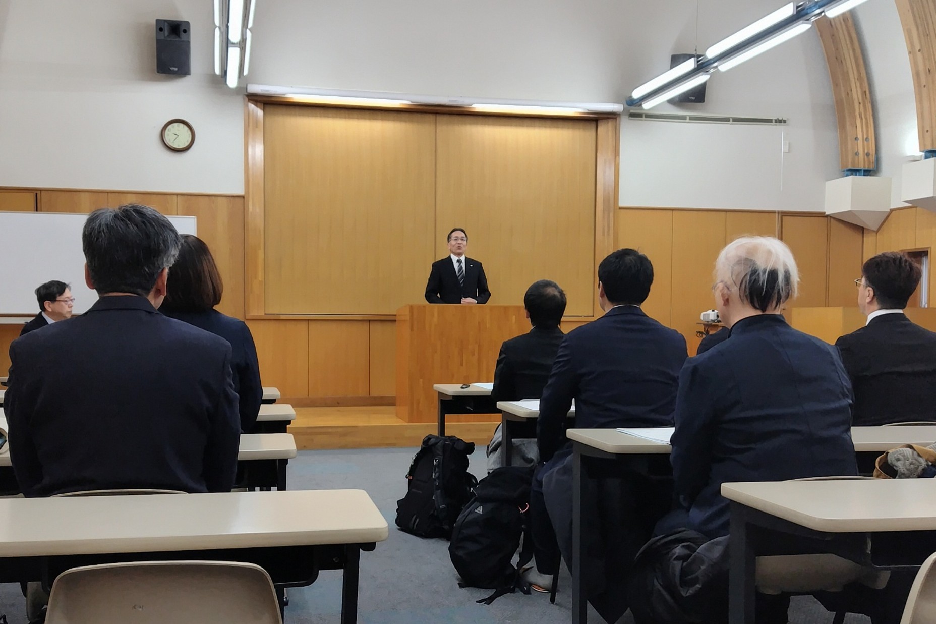 修了式の様子です。農業大学校長の来賓あいさつが行われています。