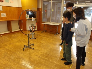 的のイラストを眺める児童