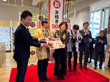 鳥取県・岡山県共同アンテナショップ来館者500万人達成セレモニー2