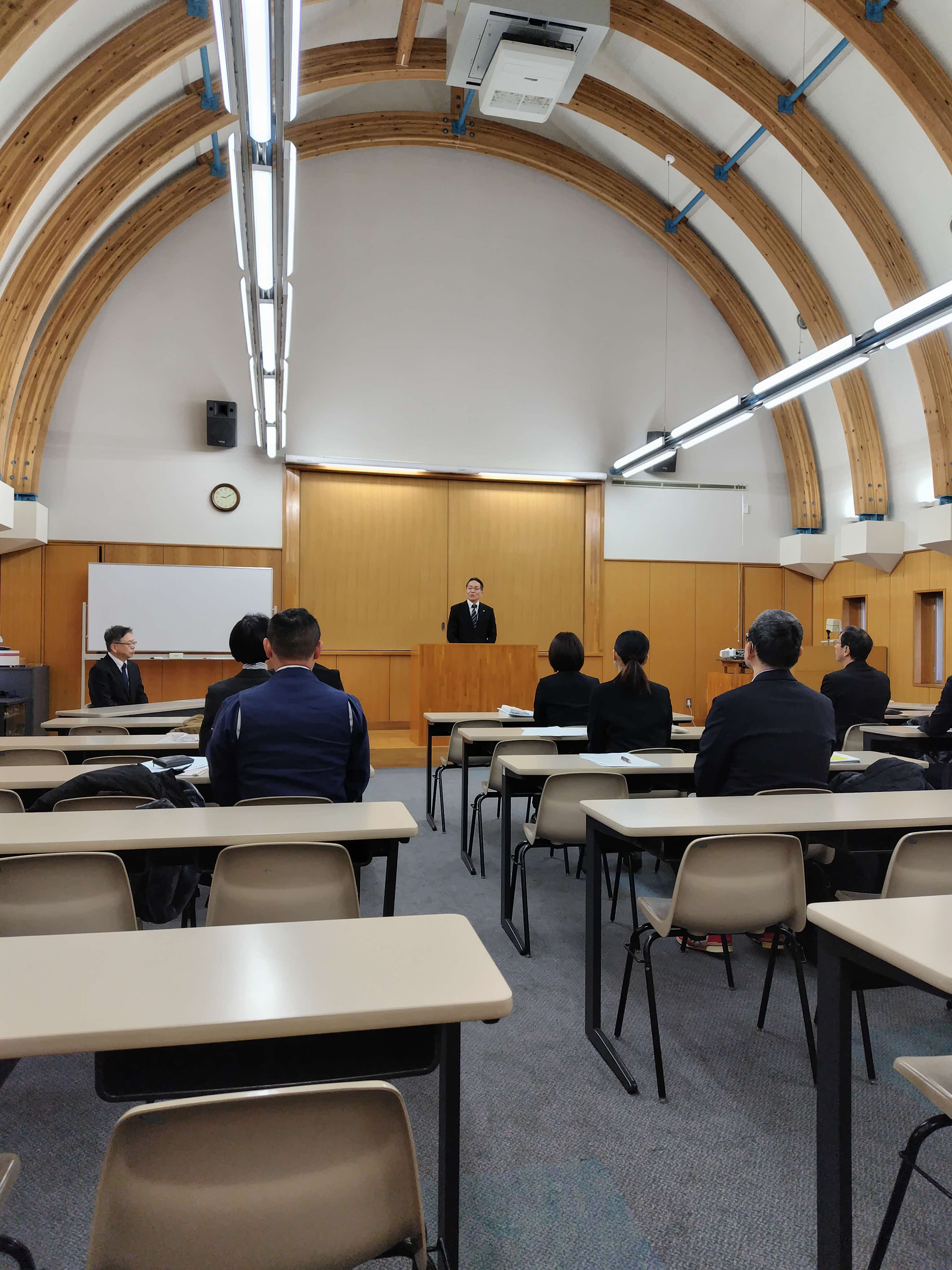 入校式の様子です。鳥取県立農業大学校長が挨拶をしています。