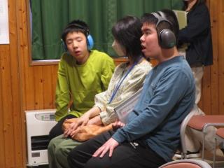 話を聞く様子