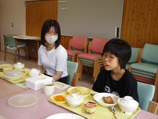 会食中の女子児童と職員