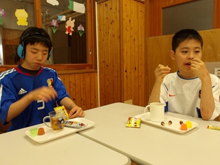並んでおやつを食べる児童２名