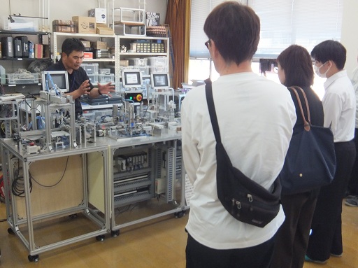 コンピュータ制御課題作品見学の様子