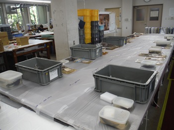 保存処理する木製品が並べられた様子