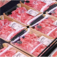 サンマートに並べられた地元の肉の写真