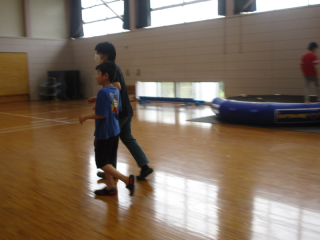 職員と逃げている様子