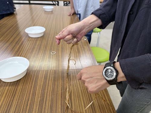 繊維を裂く様子