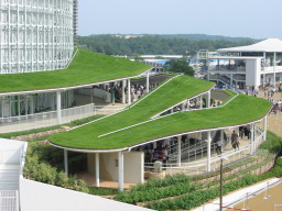 ２００５年愛・地球博のトヨタグループ館の屋上緑化
