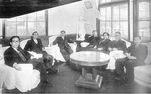 昭和２８年頃の議会図書室運営委員会委員の写真
