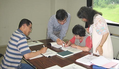 古文書解読協力員の月例会での写真（倉吉会場、2007年7月7日撮影）