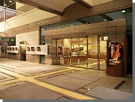 鳥取県立公文書館入口の写真