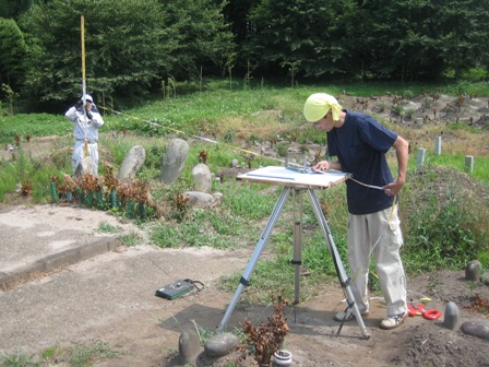 墓地での測量調査の様子の写真