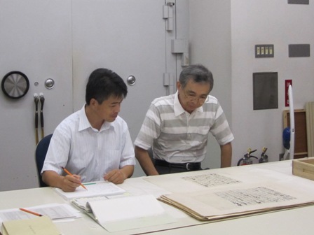 金沢文庫での史料調査様子の写真