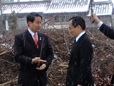 平井知事(左)から安藤長官(左)への要請(和田小学校付近)