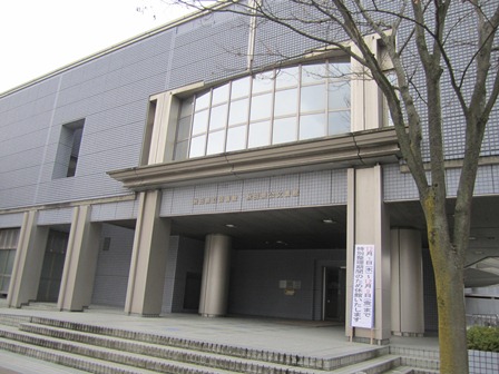 秋田県立公文書館の建物の写真
