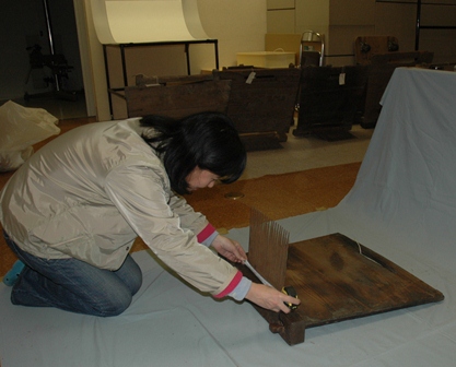 関本学芸員が台木、刃の幅や厚みなど細かく採寸する様子の写真