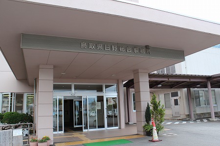 日野総合事務所の正面玄関