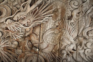 神崎神社の拝殿天井の龍の彫刻