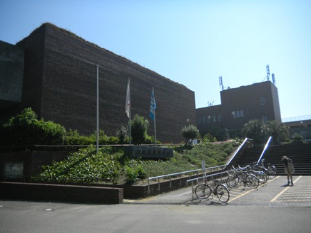 兵庫県立図書館の建物の様子の写真