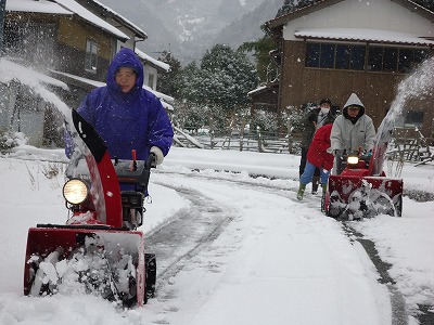 除雪する女性活動員