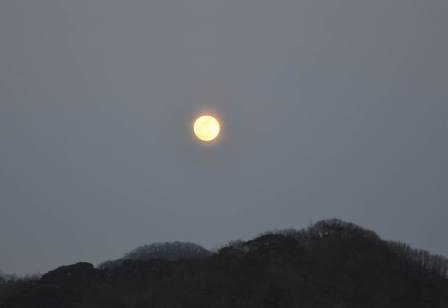 貞良里における小正月の満月の様子の写真