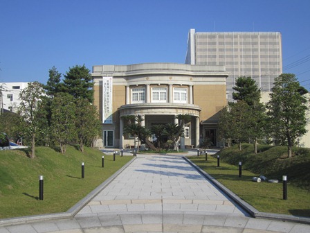 公益財団法人鍋島報效会徴古館の建物の写真