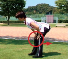 5-(1)の前屈姿勢の説明写真