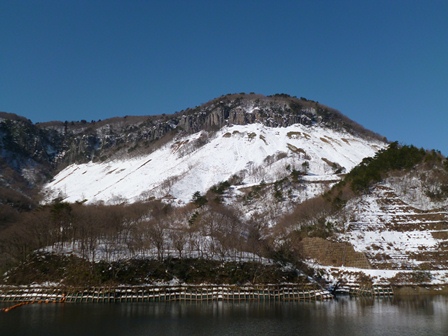 船上山ダムから望む船上山の雪景色